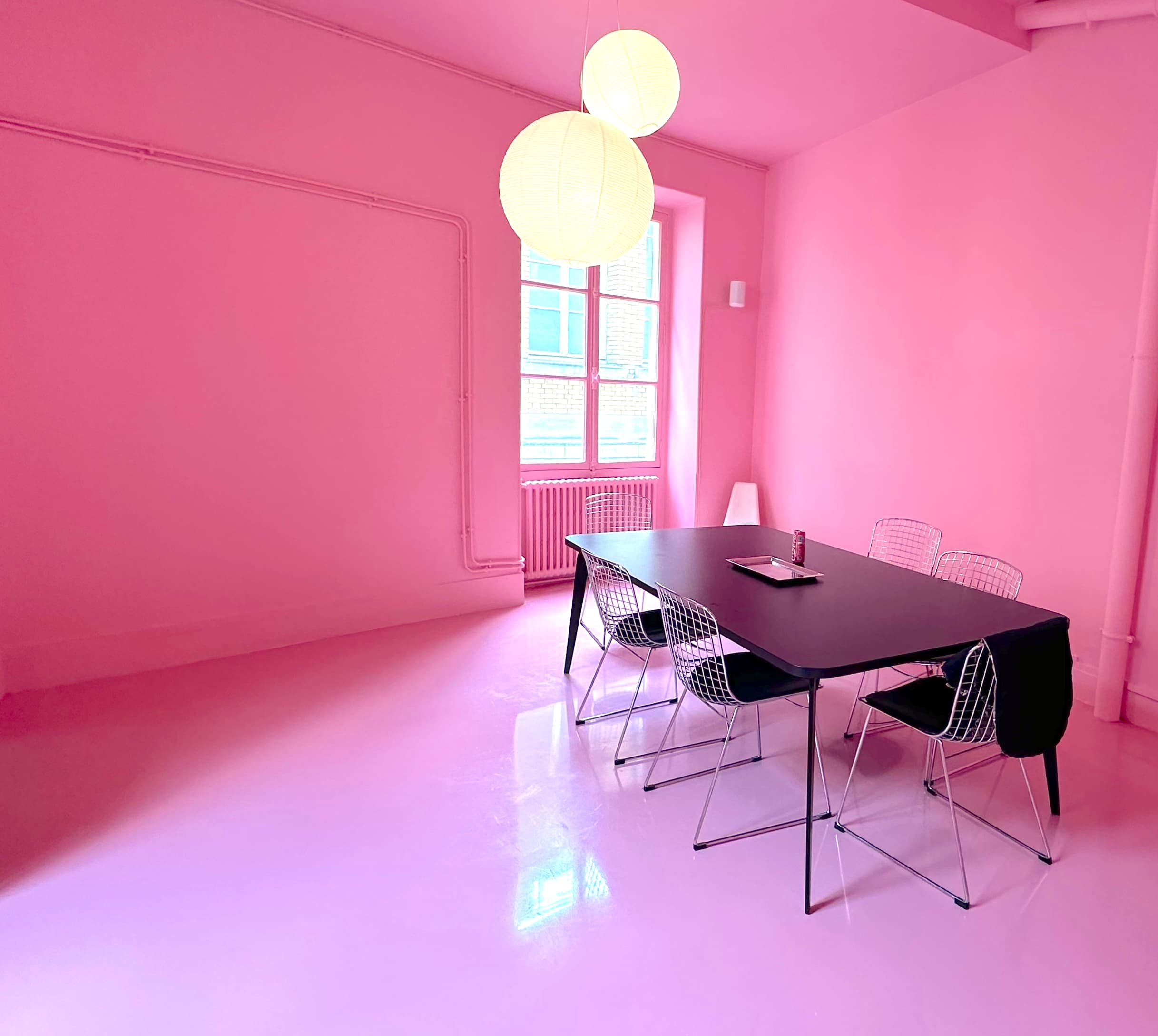 Intérieur de L'Appartement Rose — lumière naturelle, mobilier design et ambiance feutrée, Chez Les Plombiers Paris