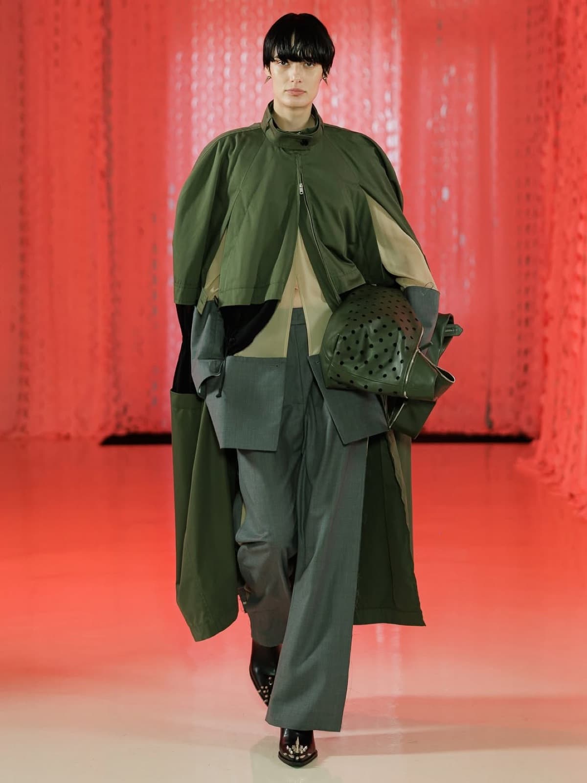 Défilé de mode dans le cadre brut et élégant du loft événementiel