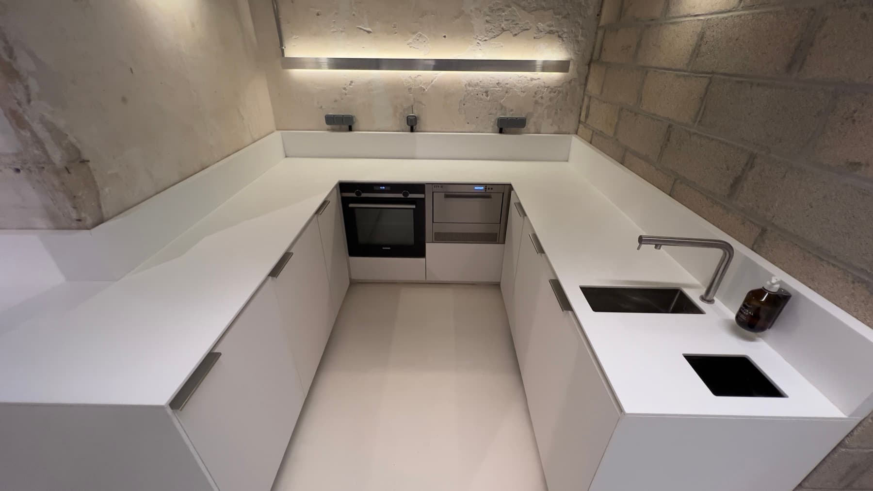 U-shaped catering kitchen with Siemens oven and ITV ice machine — Chez Les Plombiers