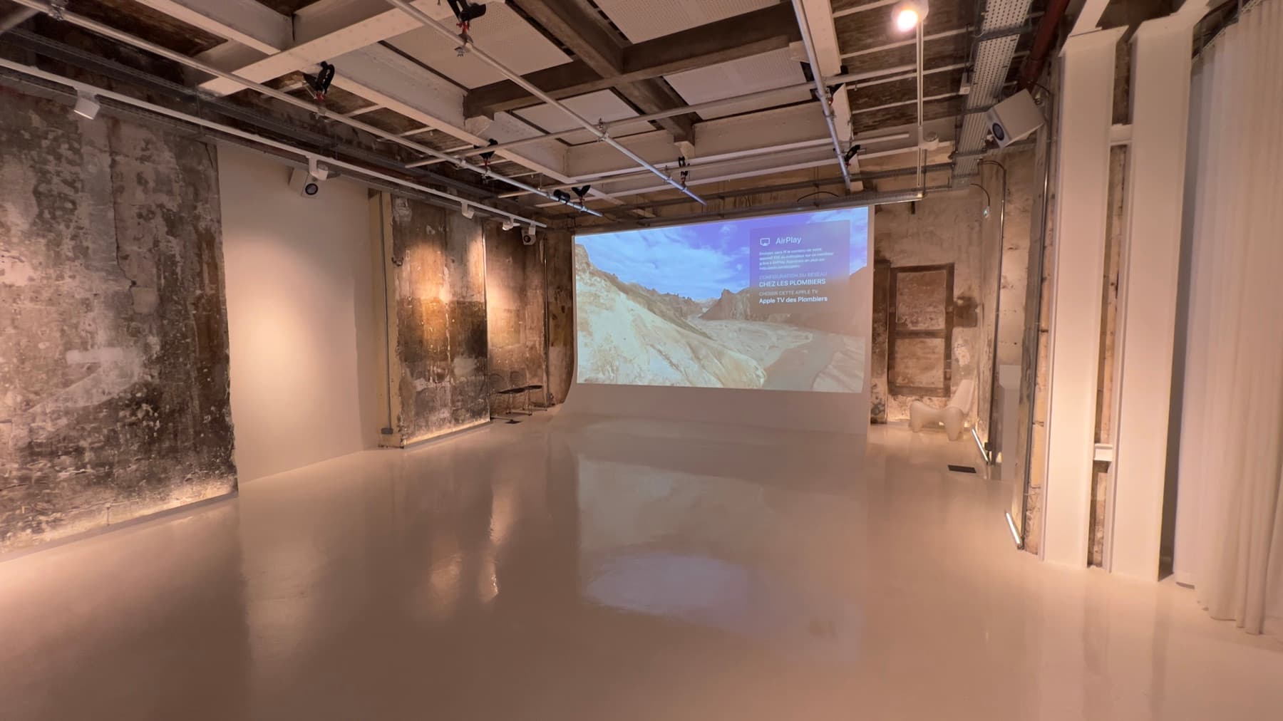 Video projection on cyclorama with partition curtains — modular space at Chez Les Plombiers