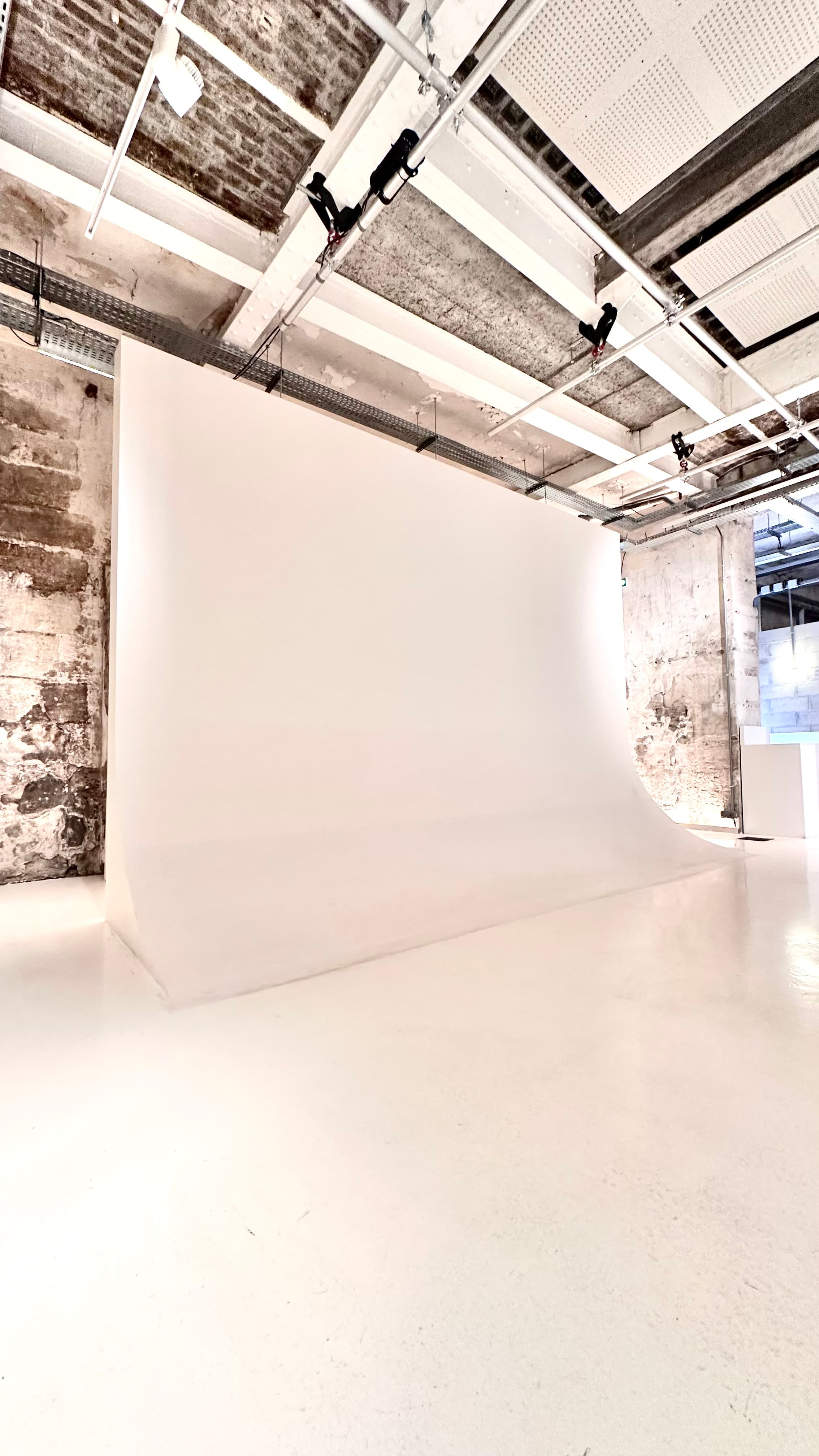 Mur cyclorama 4,63 m × 3,40 m — studio photo Paris 1er
