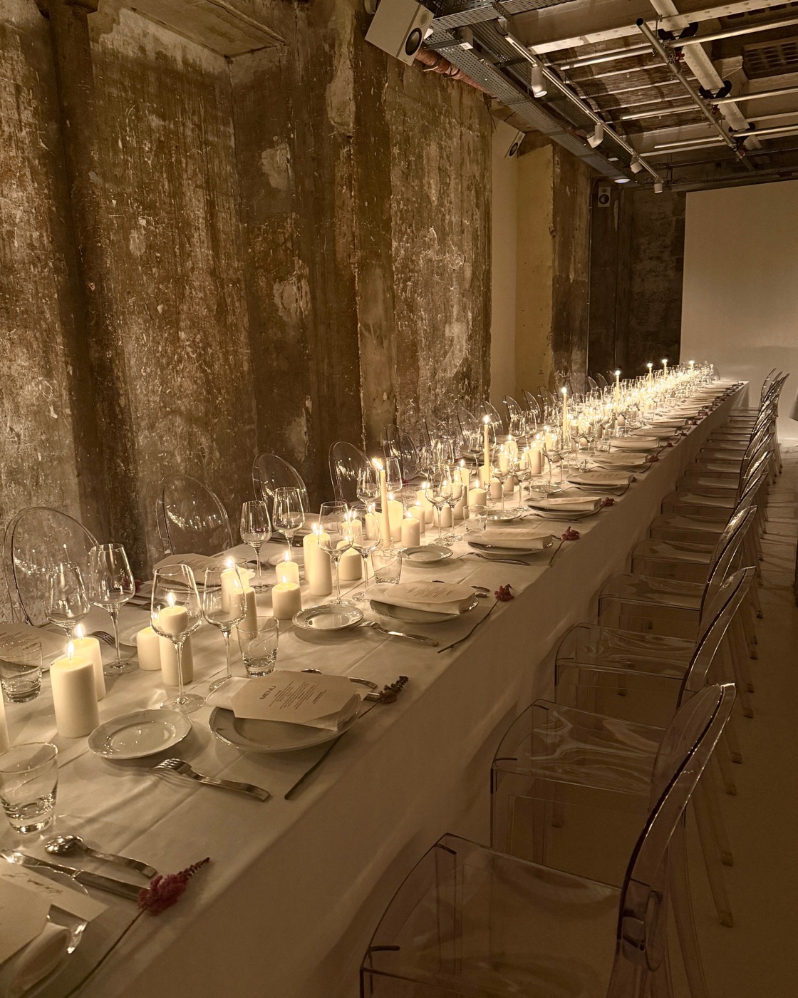 Dîner privé — longue table aux chandelles