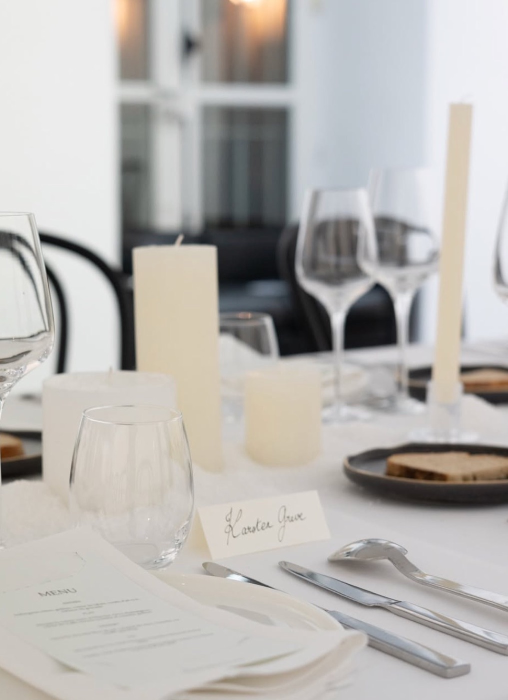 Dressage intime — bougies et menu personnalisé