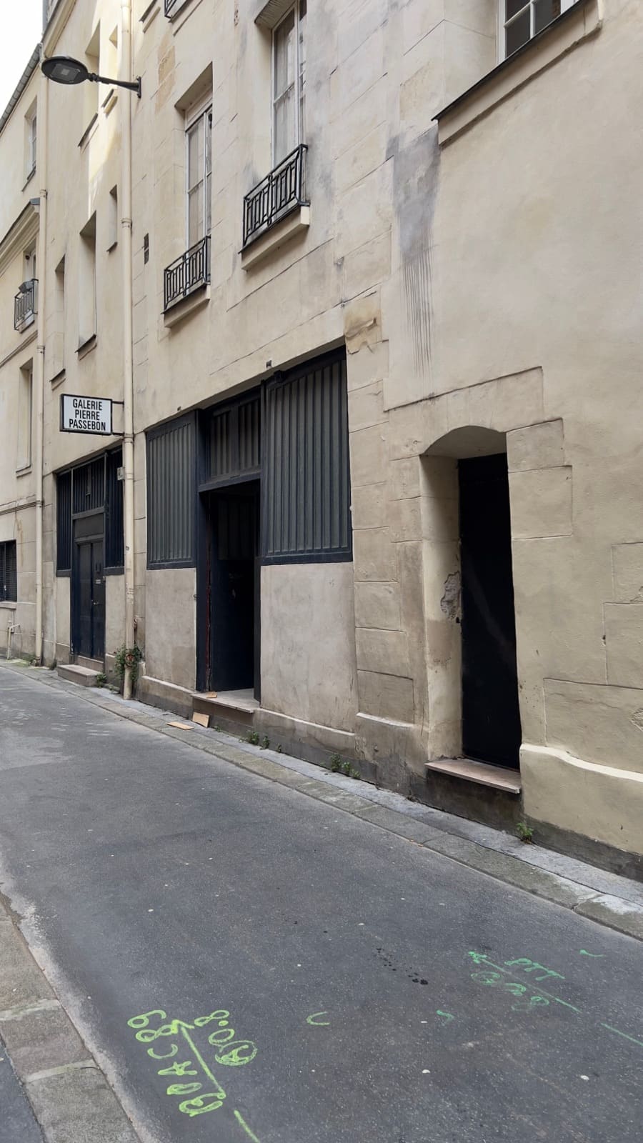 L'impasse des Bourdonnais et la porte de service de L'Atelier