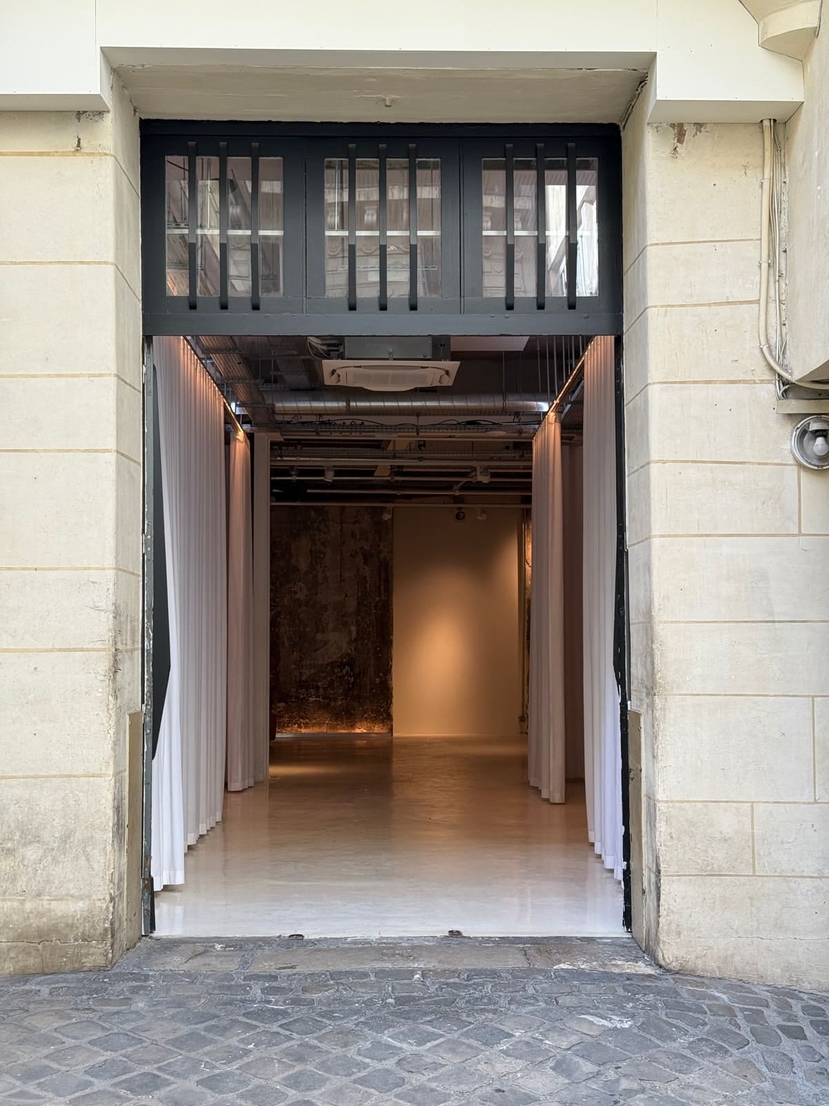 La porte de L'Atelier, ses trois battants grands ouverts sur la cour