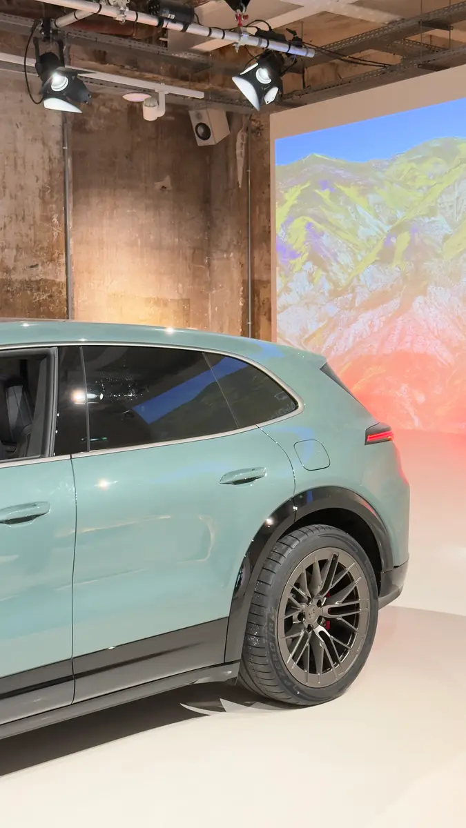 Porsche — lancement du Cayenne électrique — Chez les Plombiers