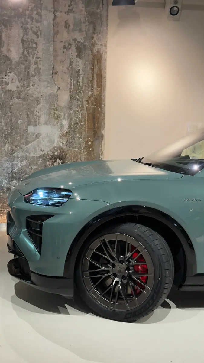 Porsche — lancement du Cayenne électrique — Chez les Plombiers