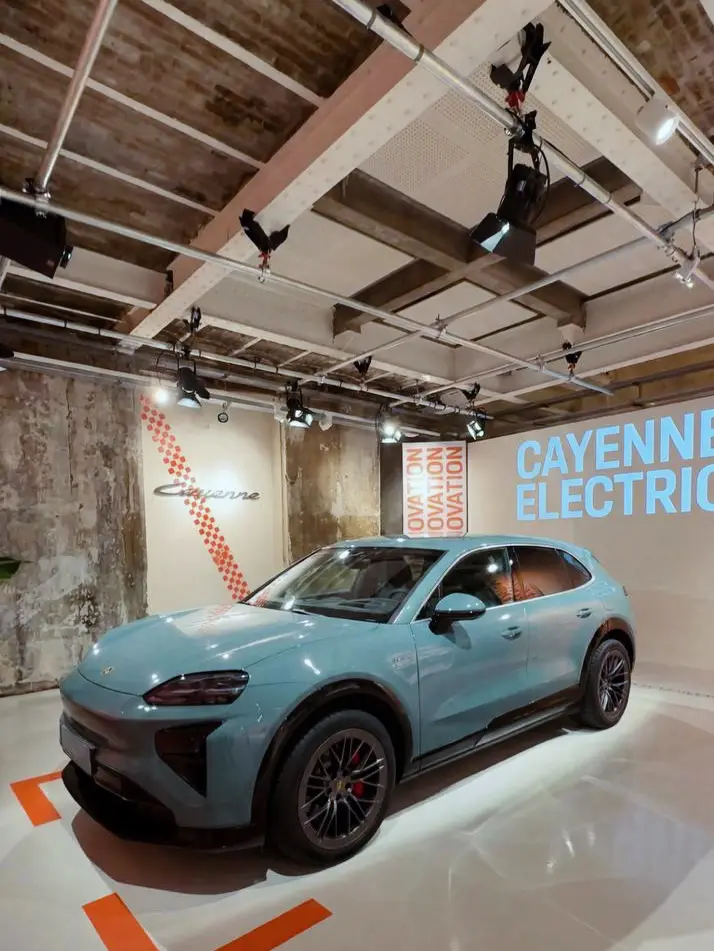 Porsche — lancement du Cayenne électrique — Chez les Plombiers
