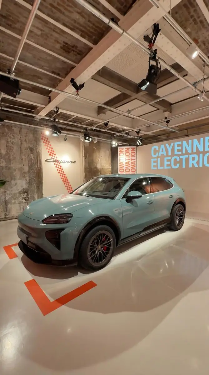 Porsche — lancement du Cayenne électrique — Chez les Plombiers