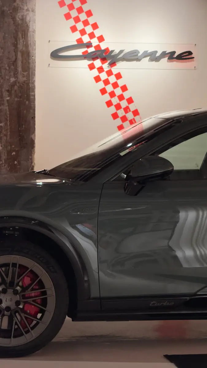 Porsche — lancement du Cayenne électrique — Chez les Plombiers