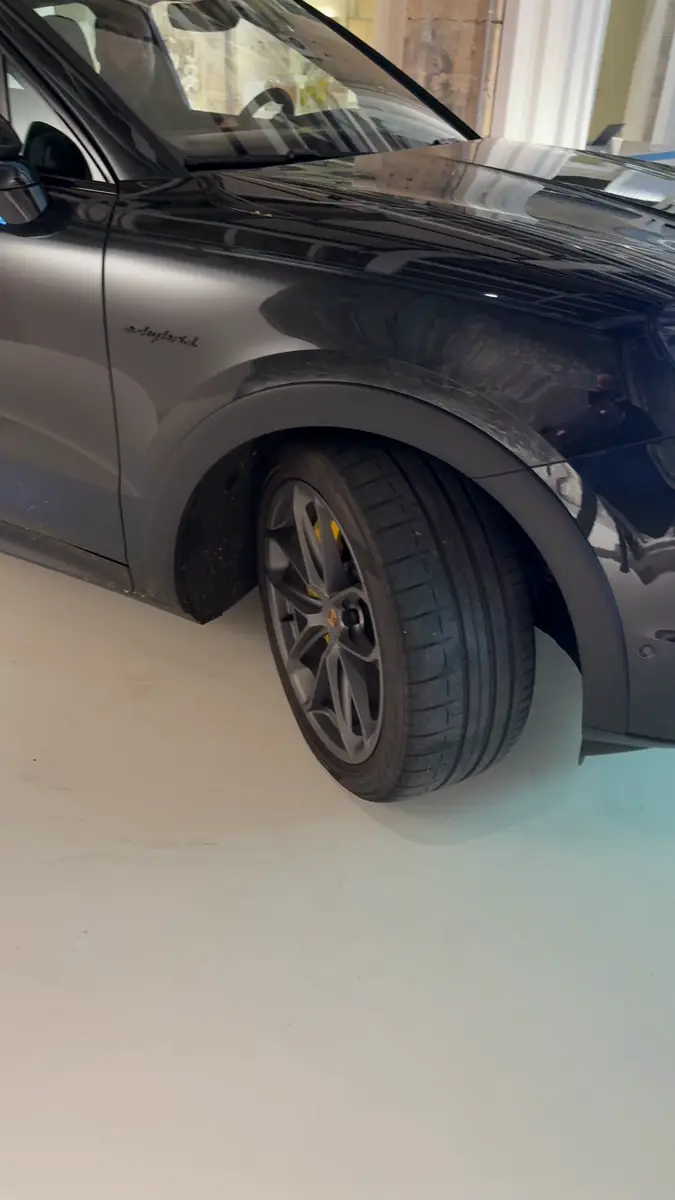Porsche — lancement du Cayenne électrique — Chez les Plombiers